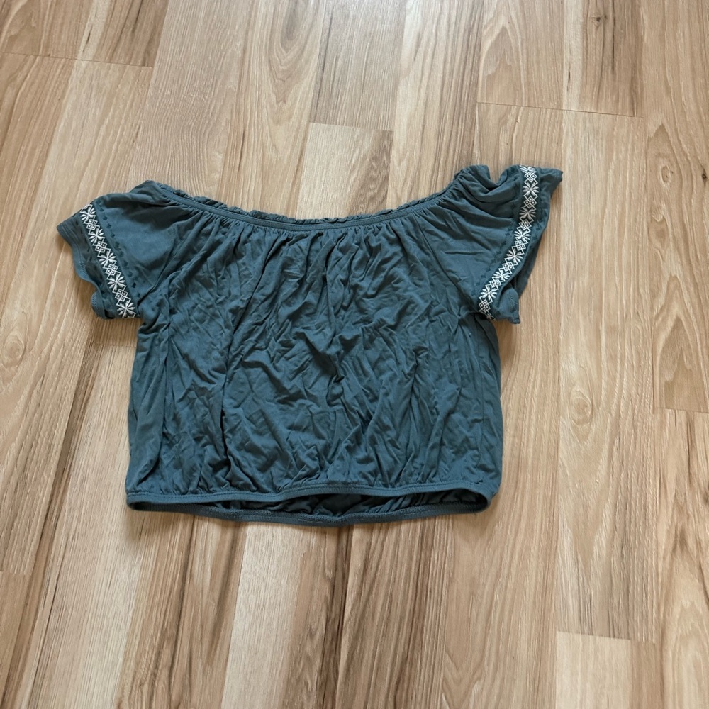 3/$15 ae soft sexy off shoulder crop top size small